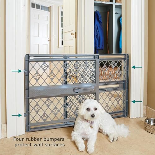 Puerta portátil para mascotas MYPET North States Paws: 26-40" de ancho. Montaje a presión. No se necesitan herramientas. Fabricada en EE. UU. Puerta para perros de 23" de alto, expandible, duradera para puertas de entrada, color gris piedra