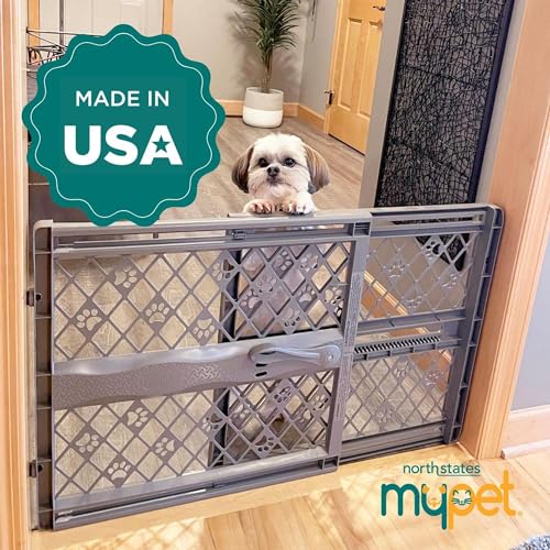 Puerta portátil para mascotas MYPET North States Paws: 26-40" de ancho. Montaje a presión. No se necesitan herramientas. Fabricada en EE. UU. Puerta para perros de 23" de alto, expandible, duradera para puertas de entrada, color gris piedra