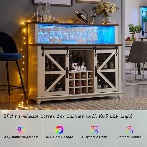 Mueble bar de café estilo granja OKD con luces LED, mesa de buffet de 55" con puerta corrediza estilo granero y estante para vinos y copas, barra de licores para el hogar con estantes de almacenamiento para el comedor, blanco antiguo